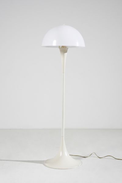 PANTON VERNER (1926 - 1998) : Coppia di lampade da terra mod. Panthella per Louis Poulsen  - Asta Asta 420 | DESIGN E ARTI DECORATIVE DEL NOVECENTO Online - Associazione Nazionale - Case d'Asta italiane