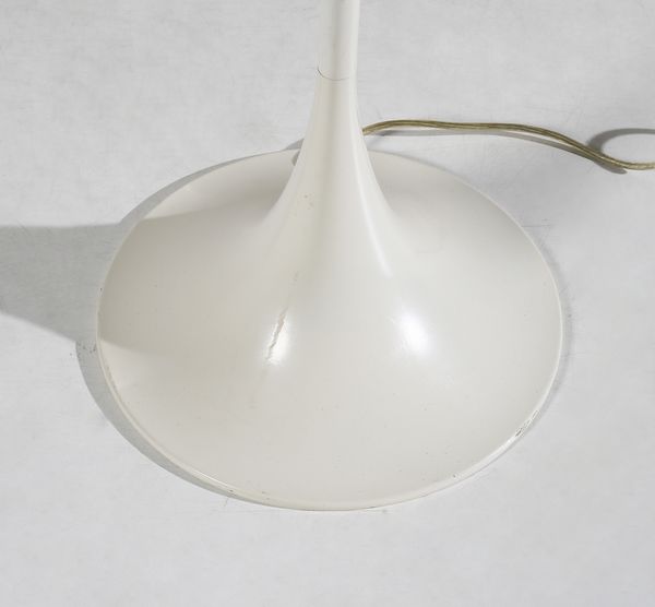 PANTON VERNER (1926 - 1998) : Coppia di lampade da terra mod. Panthella per Louis Poulsen  - Asta Asta 420 | DESIGN E ARTI DECORATIVE DEL NOVECENTO Online - Associazione Nazionale - Case d'Asta italiane