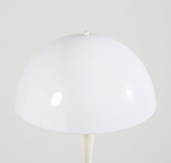 PANTON VERNER (1926 - 1998) : Coppia di lampade da terra mod. Panthella per Louis Poulsen  - Asta Asta 420 | DESIGN E ARTI DECORATIVE DEL NOVECENTO Online - Associazione Nazionale - Case d'Asta italiane