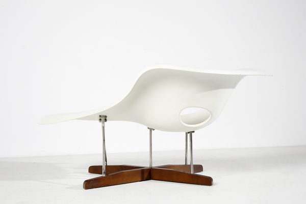 EAMES CHARLES (1907-1978) & RAY (1912-1988) : Chaise longue mod. La Chaise per Vitra  - Asta Asta 420 | DESIGN E ARTI DECORATIVE DEL NOVECENTO Online - Associazione Nazionale - Case d'Asta italiane