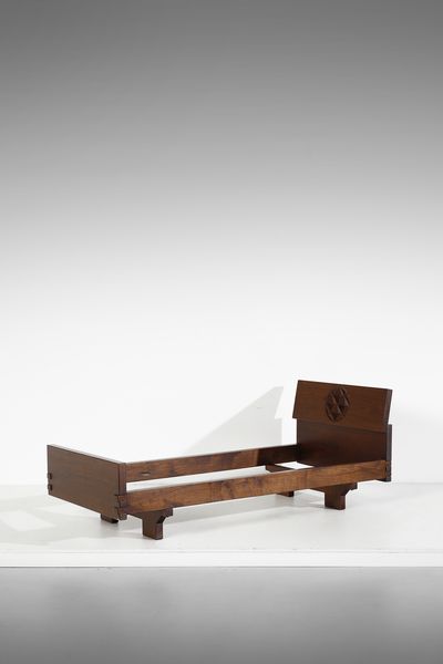 RIVADOSSI GIUSEPPE (n. 1935) : Letto singolo per Officina Rivadossi  - Asta Asta 420 | DESIGN E ARTI DECORATIVE DEL NOVECENTO Online - Associazione Nazionale - Case d'Asta italiane