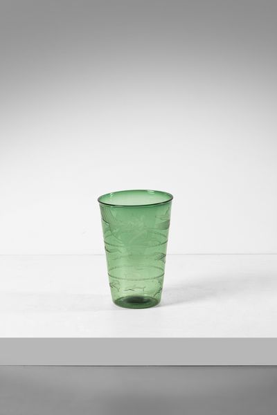 MANIFATTURA MURANESE : Grande vaso con incisioni alla mola raffiguranti delfini e scene di sport acquatici. Vetro trasparente verdino  - Asta Asta 420 | DESIGN E ARTI DECORATIVE DEL NOVECENTO Online - Associazione Nazionale - Case d'Asta italiane