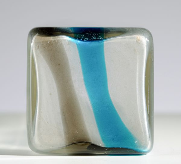 DIAZ DE SANTILLANA LUDOVICO (1931 - 1989) : Vaso a sezione quadrata per Venini. Vetro incolore con fascia turchese e fum  - Asta Asta 420 | DESIGN E ARTI DECORATIVE DEL NOVECENTO Online - Associazione Nazionale - Case d'Asta italiane