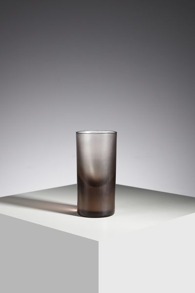 SCARPA TOBIA (n. 1935) : Vaso cilindrico mod. 8510 per Venini. Vetro ametista trasparente chiaro con superficie battuta alla mola  - Asta Asta 420 | DESIGN E ARTI DECORATIVE DEL NOVECENTO Online - Associazione Nazionale - Case d'Asta italiane