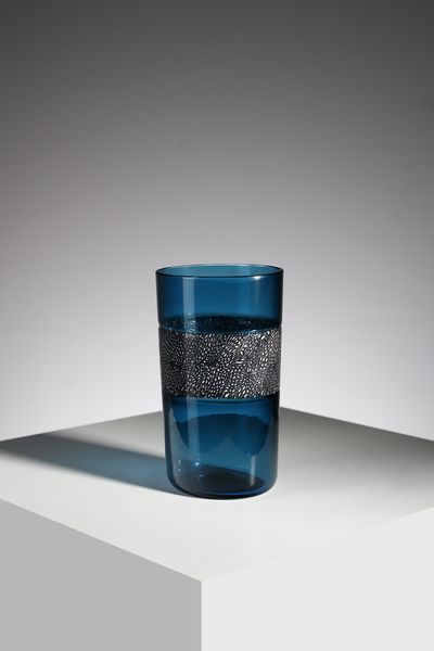 LICATA RICCARDO (1929 - 2014) : Vaso mod. 3608 della serie Murrine per Venini. Vetro soffiato trasparente blu a doppio incalmo con fascia centrale a murrine a 'puntini' nere e lattimo  - Asta Asta 420 | DESIGN E ARTI DECORATIVE DEL NOVECENTO Online - Associazione Nazionale - Case d'Asta italiane