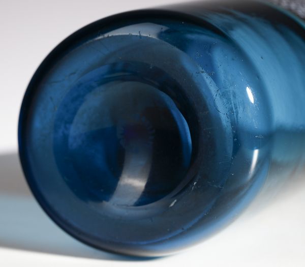 LICATA RICCARDO (1929 - 2014) : Vaso mod. 3608 della serie Murrine per Venini. Vetro soffiato trasparente blu a doppio incalmo con fascia centrale a murrine a 'puntini' nere e lattimo  - Asta Asta 420 | DESIGN E ARTI DECORATIVE DEL NOVECENTO Online - Associazione Nazionale - Case d'Asta italiane