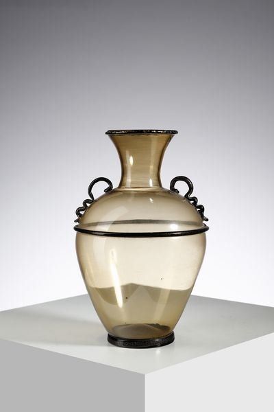 FERRO TOSO BAROVIER : attribuito. Vaso biansato in vetro pagliesco decorato con applicazioni di vetro nero con foglia d'oro  - Asta Asta 420 | DESIGN E ARTI DECORATIVE DEL NOVECENTO Online - Associazione Nazionale - Case d'Asta italiane