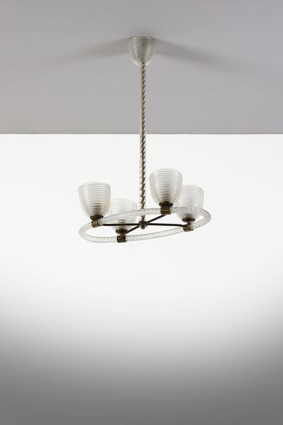 BAROVIER & TOSO : Lampada a sospensione a quattro luci. Struttura in ottone. fusto e anello in vetro cristallo a torciglione. coppe diffusori in vetro cristallo costolato leggermente iridato  - Asta Asta 420 | DESIGN E ARTI DECORATIVE DEL NOVECENTO Online - Associazione Nazionale - Case d'Asta italiane