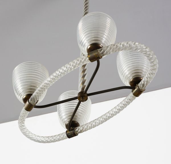 BAROVIER & TOSO : Lampada a sospensione a quattro luci. Struttura in ottone. fusto e anello in vetro cristallo a torciglione. coppe diffusori in vetro cristallo costolato leggermente iridato  - Asta Asta 420 | DESIGN E ARTI DECORATIVE DEL NOVECENTO Online - Associazione Nazionale - Case d'Asta italiane