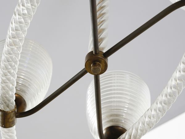 BAROVIER & TOSO : Lampada a sospensione a quattro luci. Struttura in ottone. fusto e anello in vetro cristallo a torciglione. coppe diffusori in vetro cristallo costolato leggermente iridato  - Asta Asta 420 | DESIGN E ARTI DECORATIVE DEL NOVECENTO Online - Associazione Nazionale - Case d'Asta italiane