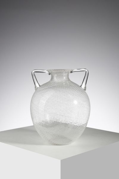 MANIFATTURA MURANESE : Vaso biansato in vetro trasparente, corpo decorato in reticello lattimo  - Asta Asta 420 | DESIGN E ARTI DECORATIVE DEL NOVECENTO Online - Associazione Nazionale - Case d'Asta italiane