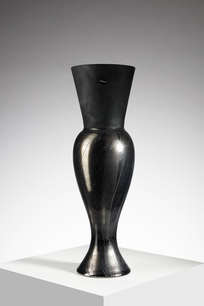 DORDONI RODOLFO (n. 1954) : Vaso mod. Regina per Venini in vetro nero incamiciato con superficie esterna parzialmente acidata e ad effetto metallico  - Asta Asta 420 | DESIGN E ARTI DECORATIVE DEL NOVECENTO Online - Associazione Nazionale - Case d'Asta italiane