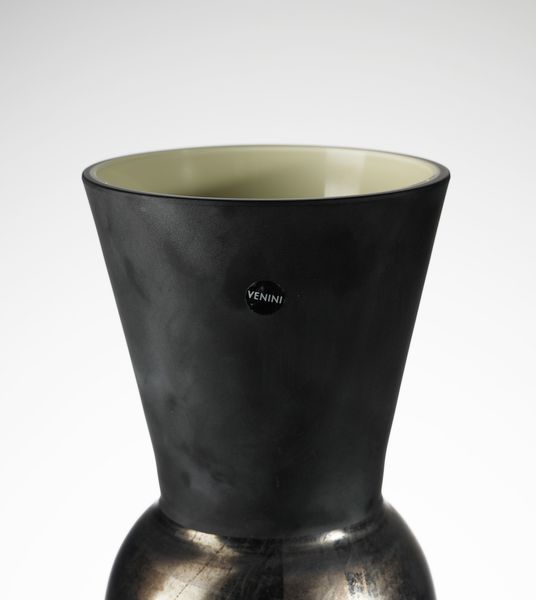 DORDONI RODOLFO (n. 1954) : Vaso mod. Regina per Venini in vetro nero incamiciato con superficie esterna parzialmente acidata e ad effetto metallico  - Asta Asta 420 | DESIGN E ARTI DECORATIVE DEL NOVECENTO Online - Associazione Nazionale - Case d'Asta italiane