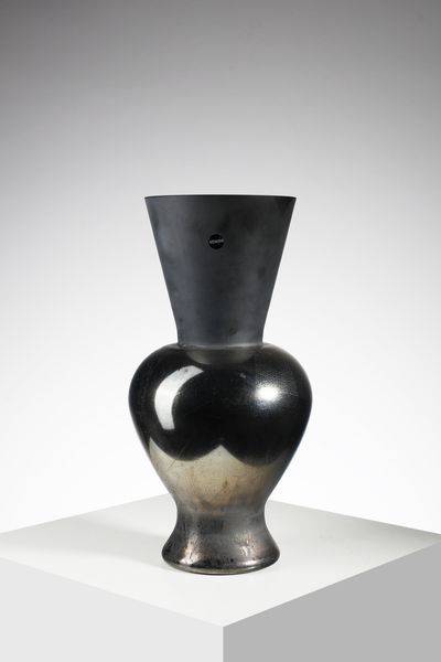 DORDONI RODOLFO (n. 1954) : Vaso mod. Re per Venini in vetro incamiciato nero con superficie esterna parzialmente acidata e ad effetto metallico  - Asta Asta 420 | DESIGN E ARTI DECORATIVE DEL NOVECENTO Online - Associazione Nazionale - Case d'Asta italiane