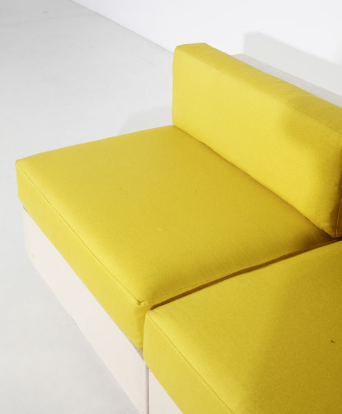 MANIFATTURA ITALIANA : Divano modulare a tre posti con pouf  - Asta Asta 420 | DESIGN E ARTI DECORATIVE DEL NOVECENTO Online - Associazione Nazionale - Case d'Asta italiane