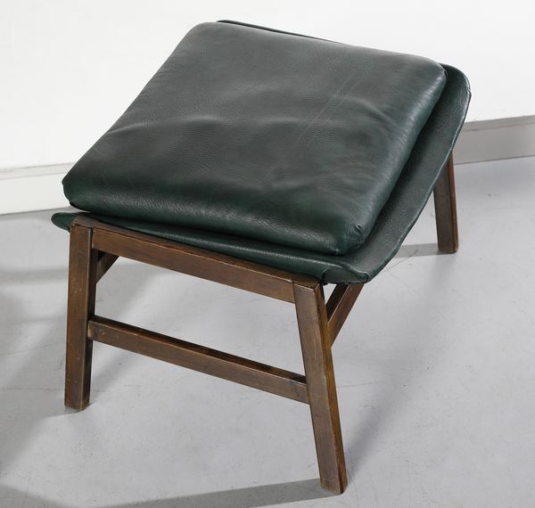 FRATTINI GIANFRANCO (1926 - 2004) : Poltrona mod. 880 con poggiapiedi mod. 849 per Figli di Amedeo Cassina  - Asta Asta 420 | DESIGN E ARTI DECORATIVE DEL NOVECENTO Online - Associazione Nazionale - Case d'Asta italiane