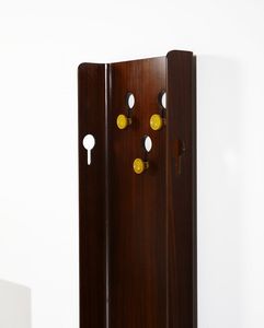 DE CARLI CARLO (1910 - 1999) : Lotto composto da un divanetto e due appendiabiti da parete, dei quali uno con vano a giorno e cassetto, per Fiarm  - Asta Asta 420 | DESIGN E ARTI DECORATIVE DEL NOVECENTO Online - Associazione Nazionale - Case d'Asta italiane