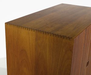 PETER HVIDT (1916-1986) & ORLA MLGAARD-NIELSEN (1907-1993) : Mobile credenza con ante scorrevoli a fronte grissinato  - Asta Asta 420 | DESIGN E ARTI DECORATIVE DEL NOVECENTO Online - Associazione Nazionale - Case d'Asta italiane