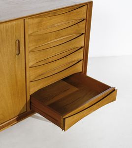 VODDER ARNE  (1926 - 2009) : Credenza ad ante scorrevoli e cassetti  - Asta Asta 420 | DESIGN E ARTI DECORATIVE DEL NOVECENTO Online - Associazione Nazionale - Case d'Asta italiane