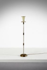 SEGUSO VETRI D'ARTE : Lampada da terra con fusto in vetro trasparente incolore a torciglione, base e ghiere di raccordo in ottone, attacco in alluminio verniciato  - Asta Asta 420 | DESIGN E ARTI DECORATIVE DEL NOVECENTO Online - Associazione Nazionale - Case d'Asta italiane