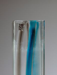 DIAZ DE SANTILLANA LUDOVICO (1931 - 1989) : Vaso a sezione quadrata per Venini. Vetro incolore con fascia turchese e fum  - Asta Asta 420 | DESIGN E ARTI DECORATIVE DEL NOVECENTO Online - Associazione Nazionale - Case d'Asta italiane