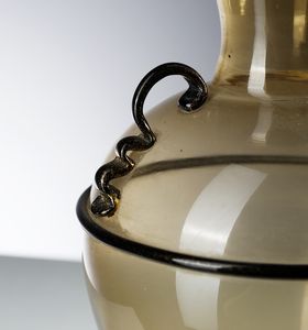 FERRO TOSO BAROVIER : attribuito. Vaso biansato in vetro pagliesco decorato con applicazioni di vetro nero con foglia d'oro  - Asta Asta 420 | DESIGN E ARTI DECORATIVE DEL NOVECENTO Online - Associazione Nazionale - Case d'Asta italiane