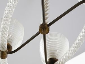 BAROVIER & TOSO : Lampada a sospensione a quattro luci. Struttura in ottone. fusto e anello in vetro cristallo a torciglione. coppe diffusori in vetro cristallo costolato leggermente iridato  - Asta Asta 420 | DESIGN E ARTI DECORATIVE DEL NOVECENTO Online - Associazione Nazionale - Case d'Asta italiane