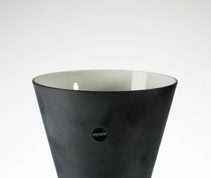 DORDONI RODOLFO (n. 1954) : Vaso mod. Re per Venini in vetro incamiciato nero con superficie esterna parzialmente acidata e ad effetto metallico  - Asta Asta 420 | DESIGN E ARTI DECORATIVE DEL NOVECENTO Online - Associazione Nazionale - Case d'Asta italiane