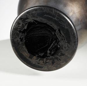 DORDONI RODOLFO (n. 1954) : Vaso mod. Re per Venini in vetro incamiciato nero con superficie esterna parzialmente acidata e ad effetto metallico  - Asta Asta 420 | DESIGN E ARTI DECORATIVE DEL NOVECENTO Online - Associazione Nazionale - Case d'Asta italiane