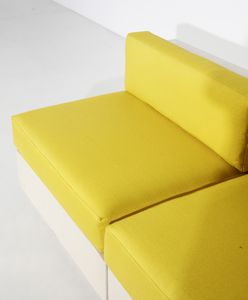 MANIFATTURA ITALIANA : Divano modulare a tre posti con pouf  - Asta Asta 420 | DESIGN E ARTI DECORATIVE DEL NOVECENTO Online - Associazione Nazionale - Case d'Asta italiane