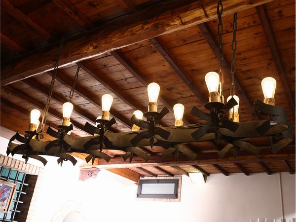 Grande lampadario in ferro battuto  - Asta Una villa fiorentina. Arredi e Dipinti Antichi. Arte Contemporanea - Associazione Nazionale - Case d'Asta italiane