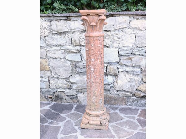 Colonna portavasi in terracotta  - Asta Una villa fiorentina. Arredi e Dipinti Antichi. Arte Contemporanea - Associazione Nazionale - Case d'Asta italiane