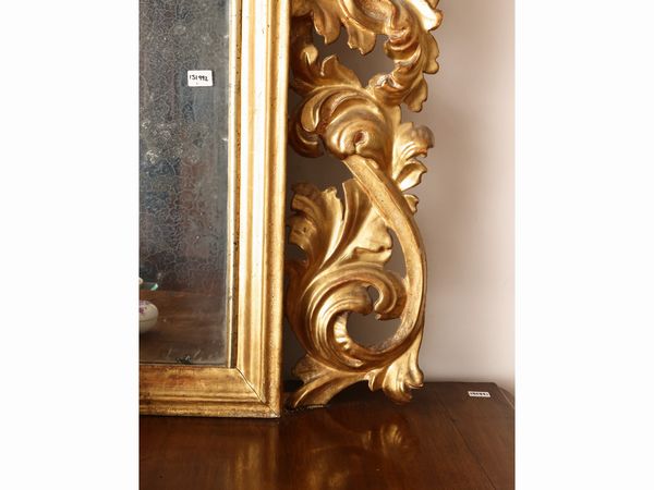 Grande specchiera con cornice in legno intagliato e dorato  - Asta Una villa fiorentina. Arredi e Dipinti Antichi. Arte Contemporanea - Associazione Nazionale - Case d'Asta italiane