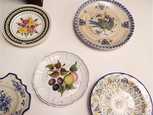 Dodici piatti decorativi in terraglia e ceramica  - Asta Una villa fiorentina. Arredi e Dipinti Antichi. Arte Contemporanea - Associazione Nazionale - Case d'Asta italiane