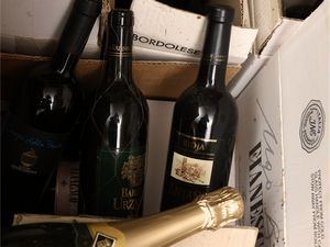 Assortimento di vini e spumanti  - Asta Una villa fiorentina. Arredi e Dipinti Antichi. Arte Contemporanea - Associazione Nazionale - Case d'Asta italiane