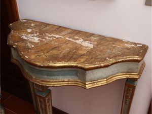 Coppia di piccole console in legno laccato verde acqua e dorato  - Asta Una villa fiorentina. Arredi e Dipinti Antichi. Arte Contemporanea - Associazione Nazionale - Case d'Asta italiane