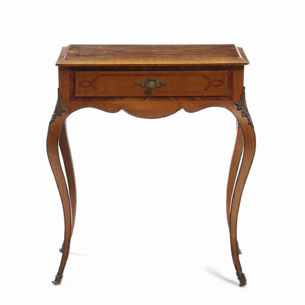 Tavolino in stile Luigi XV. XIX-XX secolo  - Asta Antiquariato Settembre - Associazione Nazionale - Case d'Asta italiane