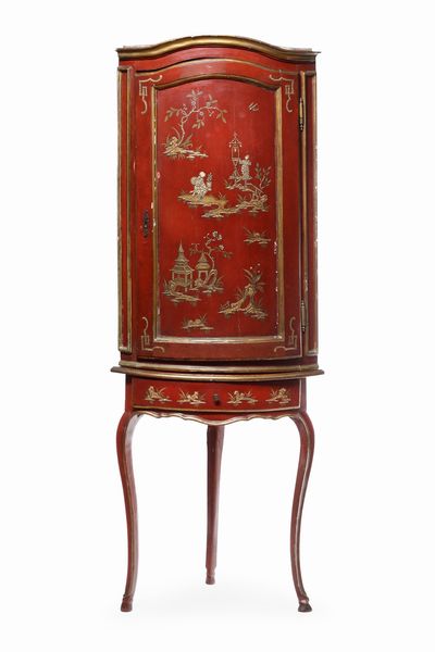 Angolare laccato a chinoiseries in oro su fondo rosso. XVIII secolo  - Asta Antiquariato Settembre - Associazione Nazionale - Case d'Asta italiane