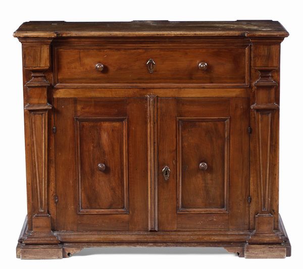 Credenza in noce a due ante. Italia centrale  - Asta Antiquariato Settembre - Associazione Nazionale - Case d'Asta italiane