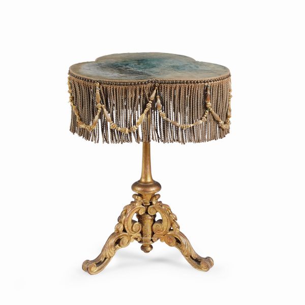 Piccolo tavolino in legno intagliato e dorato a forma di trifoglio  - Asta Antiquariato Settembre - Associazione Nazionale - Case d'Asta italiane