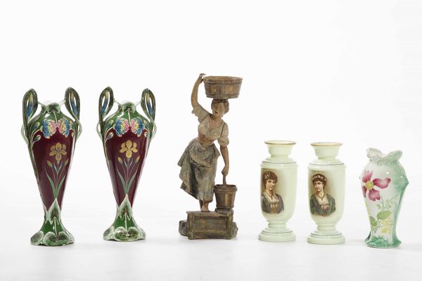 Scultura in terracotta, tre vasi in ceramica e due vasi in vetro con ritratti  - Asta Antiquariato Settembre - Associazione Nazionale - Case d'Asta italiane