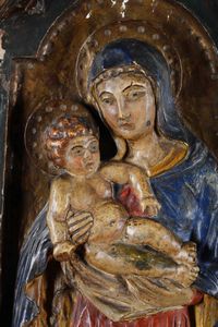 Rilievo raffigurante Madonna con Bambino entro edicola nei modi della scultura rinascimentale.<BR>XIX secolo  - Asta Scultura - Associazione Nazionale - Case d'Asta italiane