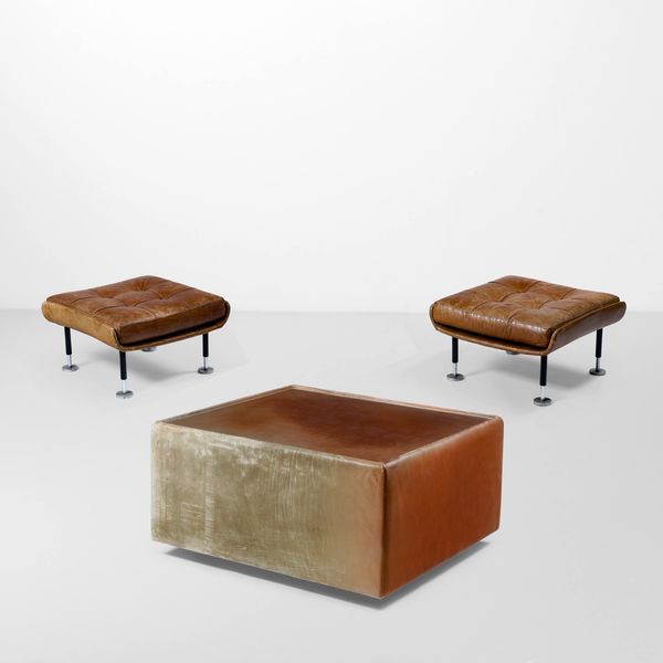 SAPORITI : Tavolo basso e due pouf  - Asta Design Lab - Associazione Nazionale - Case d'Asta italiane