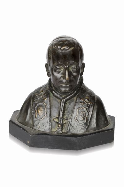 Due oggetti commemorativi del Pontificato di Papa Benedetto XV (1914-1922)  - Asta Cuprum. Reloaded. Bronzetti dal Medioevo all'800 - Associazione Nazionale - Case d'Asta italiane