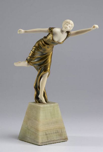 Scultura francese in bronzo raffigurante ballerina con abito dorato - firmata OMERTH  - Asta Mobili e Oggetti d'Arte dal XVII all'inizio del XX Secolo - Associazione Nazionale - Case d'Asta italiane