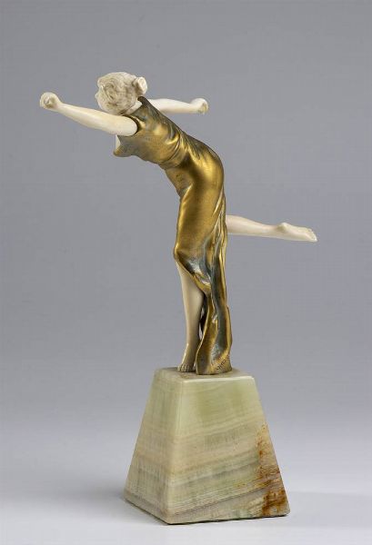 Scultura francese in bronzo raffigurante ballerina con abito dorato - firmata OMERTH  - Asta Mobili e Oggetti d'Arte dal XVII all'inizio del XX Secolo - Associazione Nazionale - Case d'Asta italiane