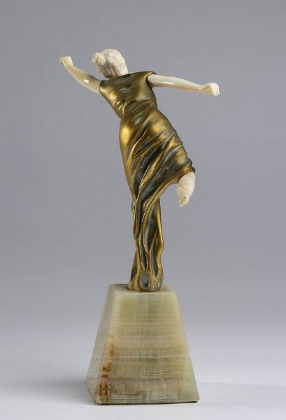 Scultura francese in bronzo raffigurante ballerina con abito dorato - firmata OMERTH  - Asta Mobili e Oggetti d'Arte dal XVII all'inizio del XX Secolo - Associazione Nazionale - Case d'Asta italiane