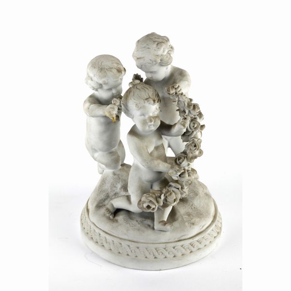 Tre putti gruppo in porcellana bianca  - Asta Smart Auction: Arredi, Dipinti, Sculture e altro a prezzi vantaggiosi - Associazione Nazionale - Case d'Asta italiane