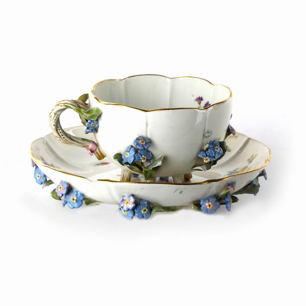 Tazza con piatto in porcellana bianca  - Asta Smart Auction: Arredi, Dipinti, Sculture e altro a prezzi vantaggiosi - Associazione Nazionale - Case d'Asta italiane