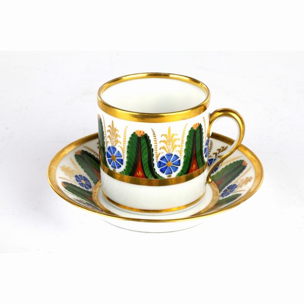 Tazza con piatto in porcellana policroma  - Asta Smart Auction: Arredi, Dipinti, Sculture e altro a prezzi vantaggiosi - Associazione Nazionale - Case d'Asta italiane